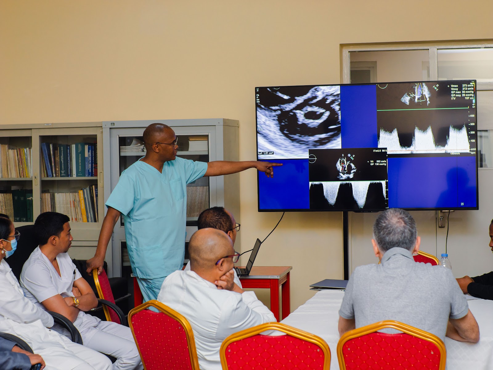 Un médecin commente des échographies devant l'équipe lors d'une séance de formation à l'Institut Médical de Madagascar – mission S.H.A.R.E. 2026